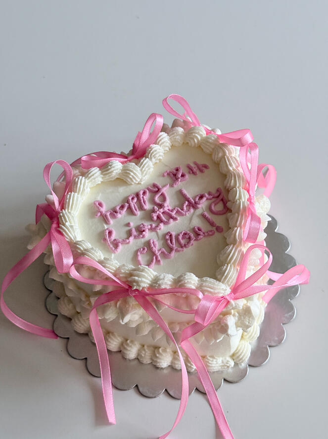 Pink heart vintage cake with bows