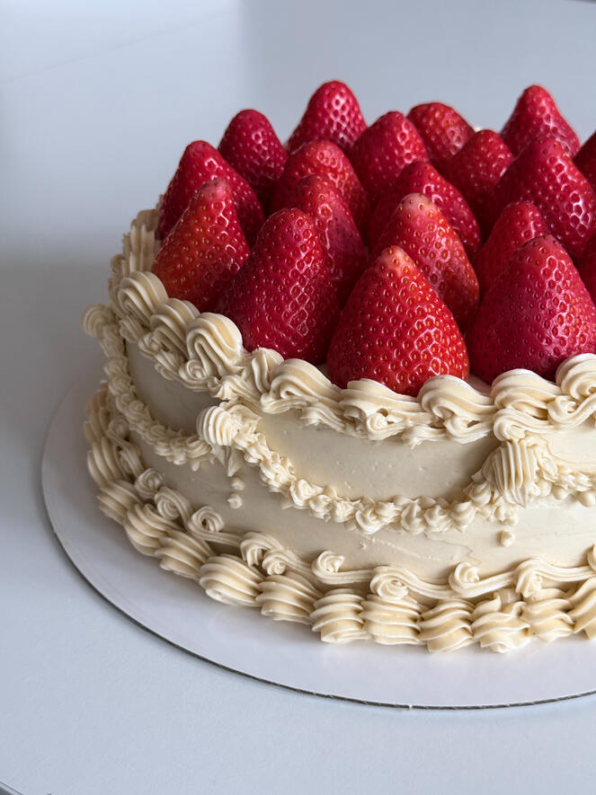Vintage cake with strawberries