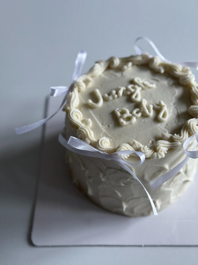 13 cm white vintage bento cake with bows