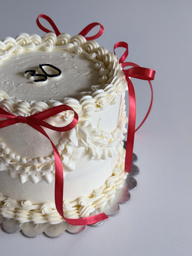 Vintage 30th birthday cake with red bows